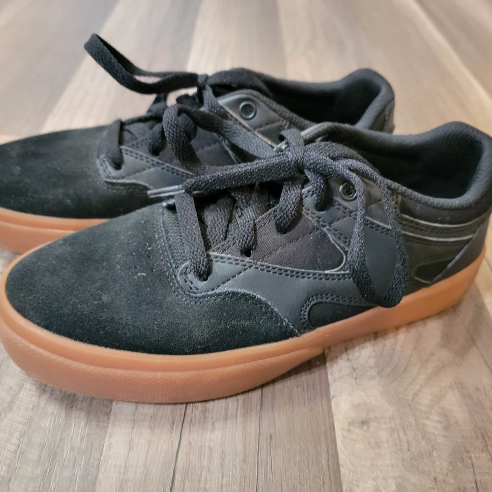 DC skate shoes  size 5  worn once